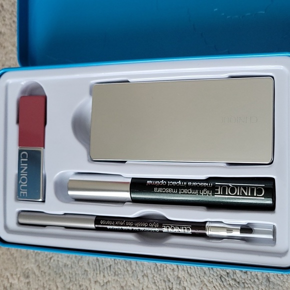 Clinique 4 pc Makeup set /New - Picture 6 of 12